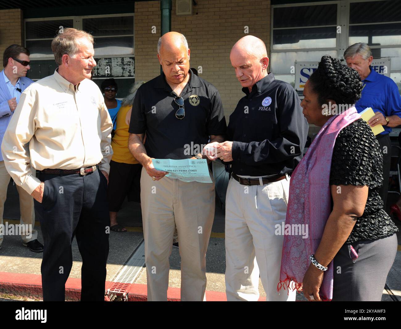 Houston, TX, June 7, 2015   Gerard Stolar, FEMA Branch II Director, second from right, briefs Department of Homeland Security Secretary Jeh Johnson, second from left and Congressman Ted Poe, left and Congresswoman Sheila Jackson Lee, right, at a Mobile Registration Intake Center set u at Spring Woods Middle School. Residents impacted by the recent flooding are encouraged to register for disaster assistance lease call 1-800-621-3362 (FEMA) or TTY: 1-800-462-7585 or online at www.disastperassistance.gov or m.fema.gov with a smart hone. Jocelyn. Houston, TX, June 7, 2015 -- Gerard Stolar, FEMA Br Stock Photo