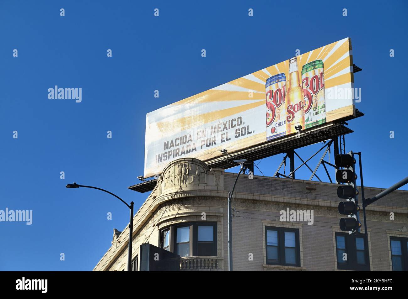 Chicago, Illinois, USA. A billboard on a roof top advertising a Mexican beer in Spanish. Stock Photo