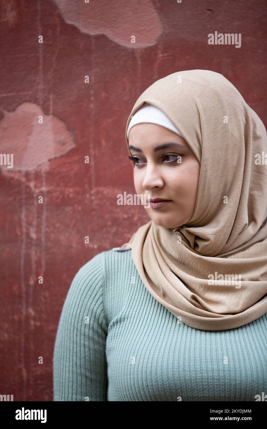 Contemplative young woman hijab hi-res stock photography and images - Alamy