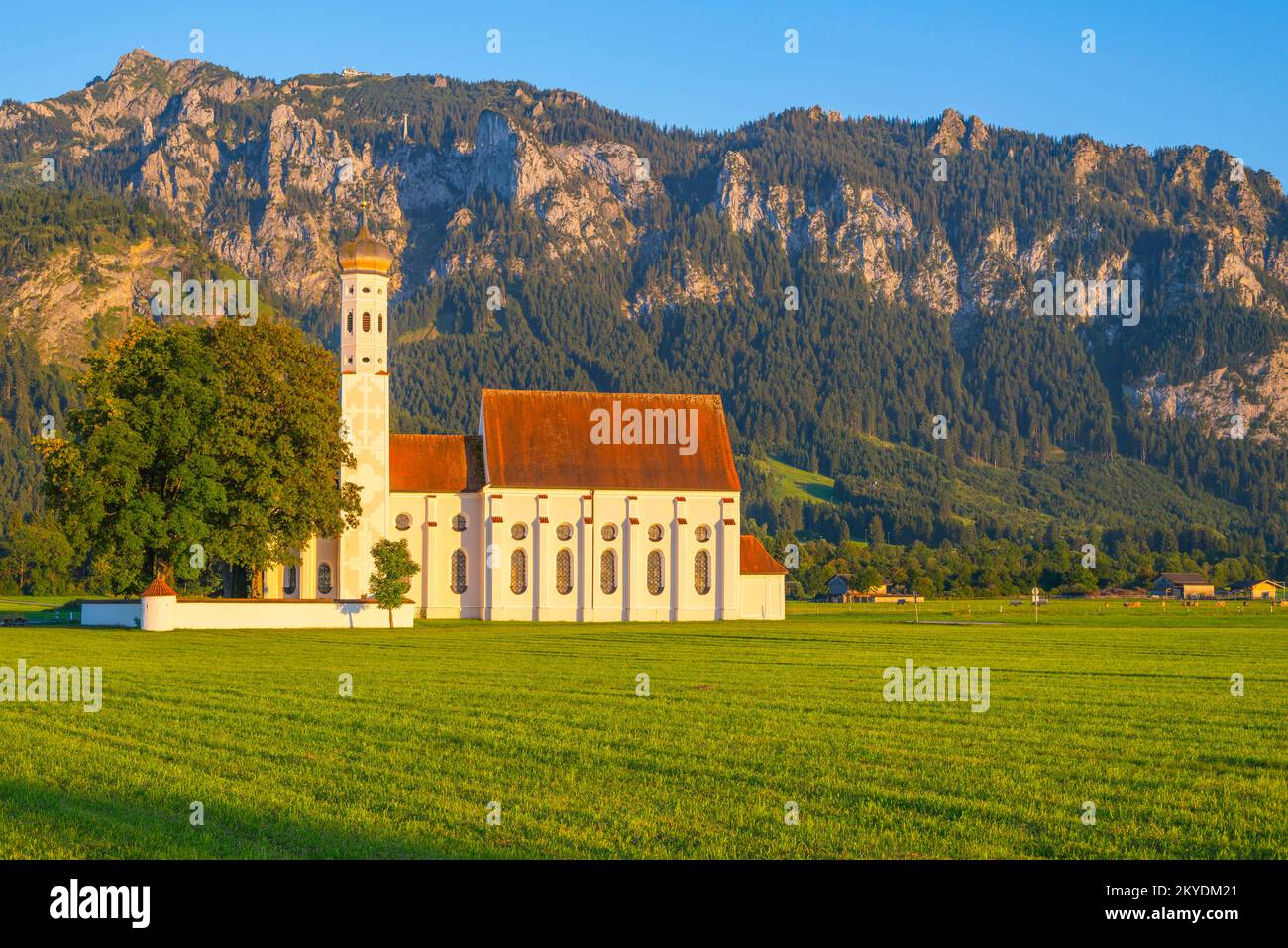 Baroque church of St. Coloman, behind it the Tegelberg mountain range ...