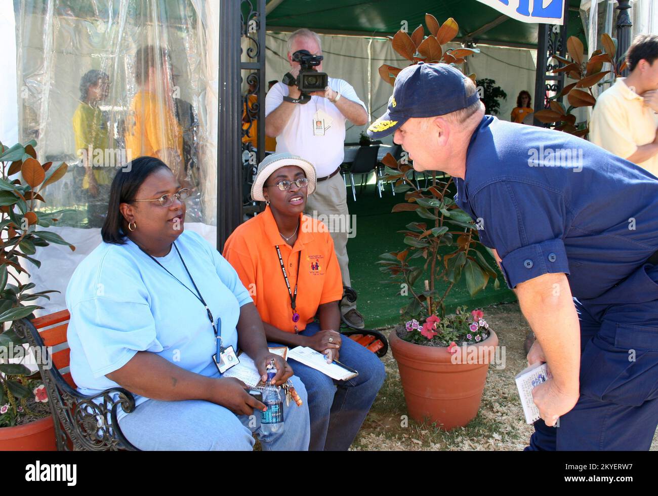 Hurricane Katrina/Hurricane Rita, Baker, LA October 8, 2005 - USCG Vice Admiral Thad Allen, Principal Federal Official for FEMA's Gulf Coast recovery efforts, talks with two New Orleans evacuees at the new 573-unit trailer park fifteen miles north of Baton Rouge. Stock Photo