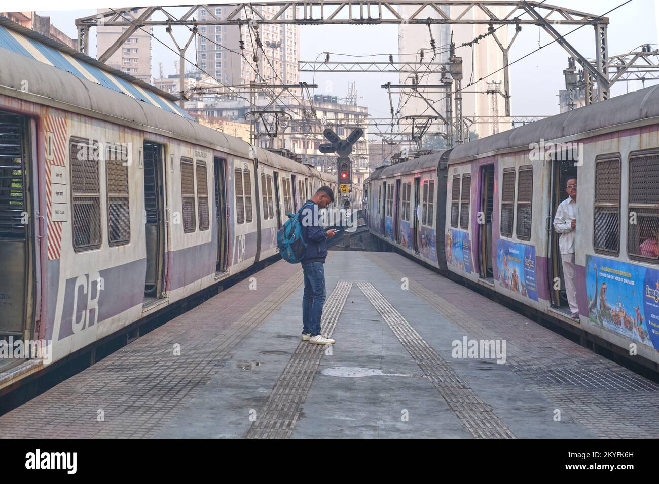 A stationary train (l) and one arriving (r), both plying the Central
