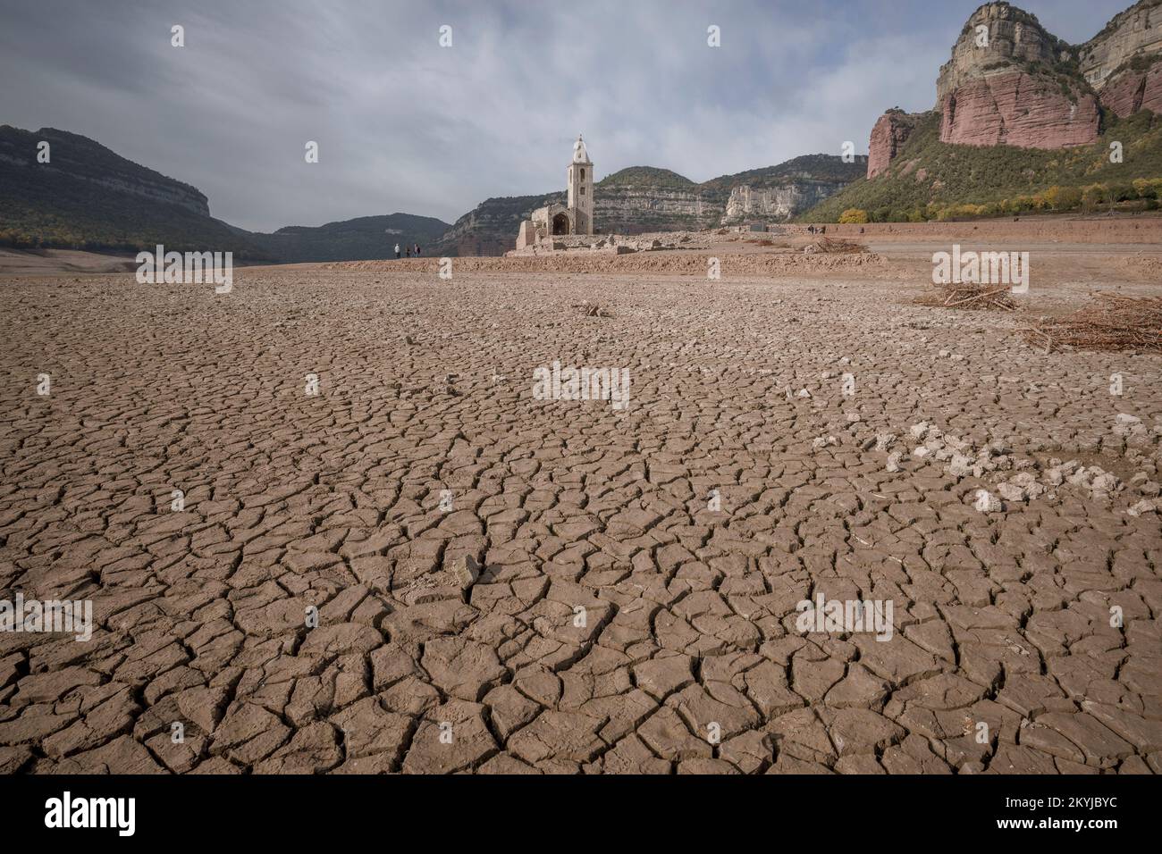 Sau reservoir at 30% of its water capacity.  Views of the scarcity of water in the Sau reservoir where normally the bell tower of the old town of Sant Romà de Sau lies almost completely under water in Sau swamp, Vilanova de Sau, Catalonia,  Spain, on November 29, 2022  © Joan Gosa 2022/Alamy Stock Photo