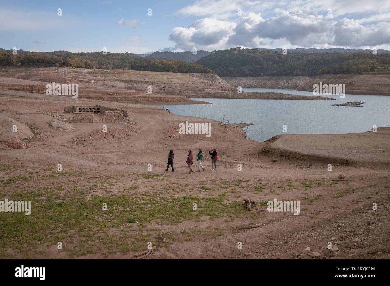 Sau reservoir at 30% of its water capacity.  Four women go to what was the new cemetery of Sant Romà de Sau now discovered due to the lack of water in the swamp in Sau swamp, Vilanova de Sau, Spain, on November 29, 2022.  © Joan Gosa 2022/Alamy Stock Photo