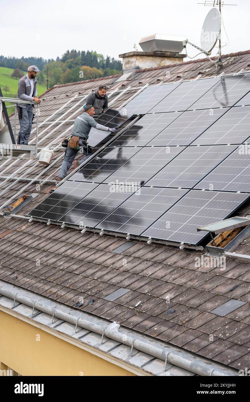 Österreich, Scheibbs, Montage von Solarpanelen auf einem Hausdach Stock Photo
