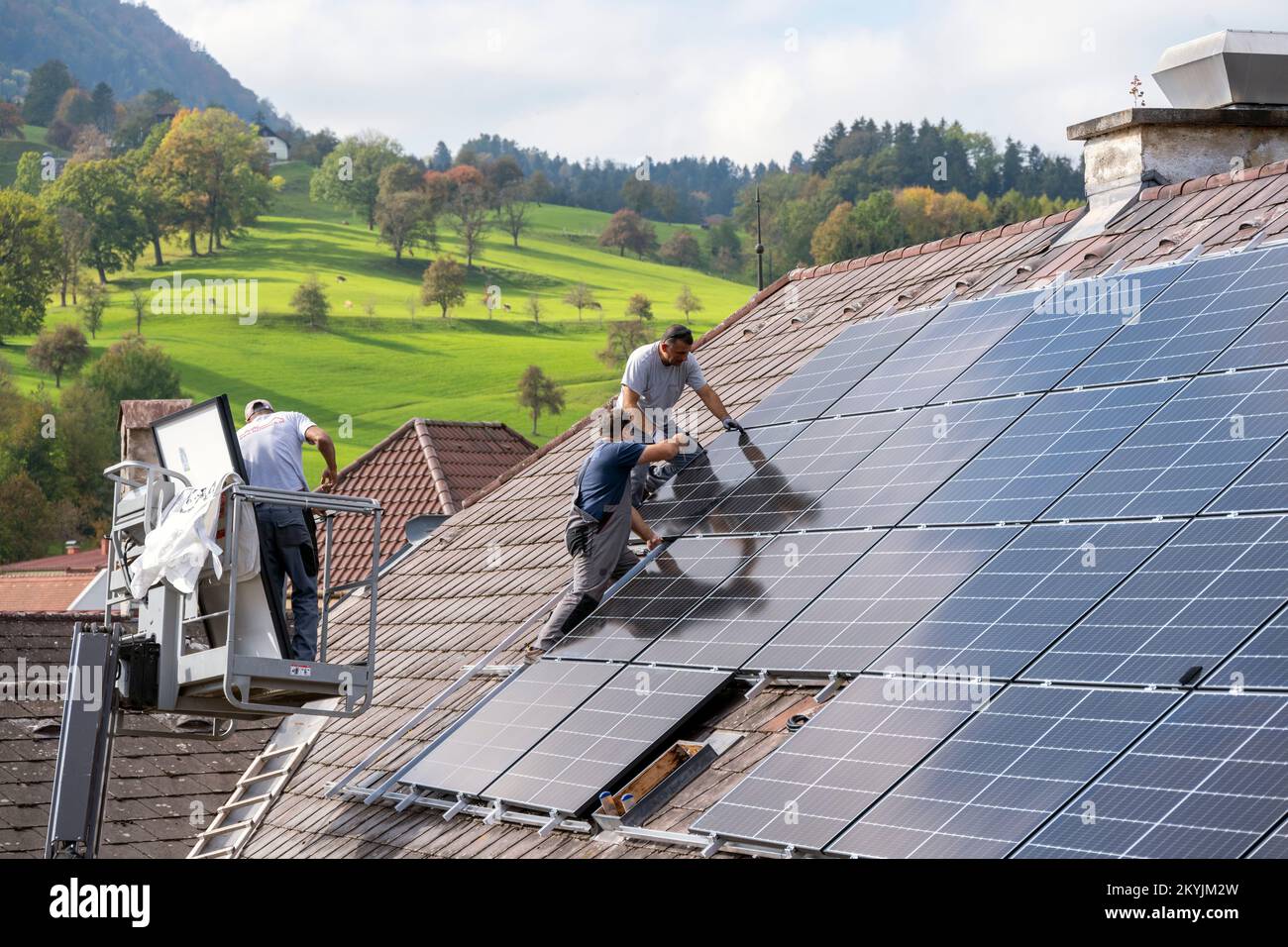 Österreich, Scheibbs, Montage von Solarpanelen auf einem Hausdach Stock Photo