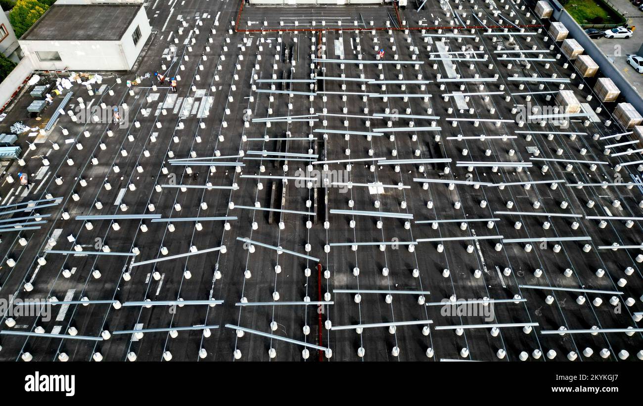 NANTONG, CHINA - DECEMBER 1, 2022 - Construction workers work on a distributed photovoltaic power station at the plant of Wilman Technology Group in N Stock Photo