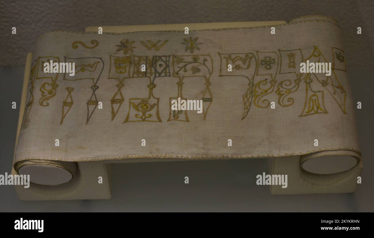 Linen sash embroidered in silk thread with allegorical motifs of the Torah and the chuppah (wedding canopy). The Hebrew inscription refers to the name of the donor, Abraham ben El-Hayyim Shelit (b. 1737). Sephardic Museum. Toledo. Castile-La Mancha. Spain. Stock Photo