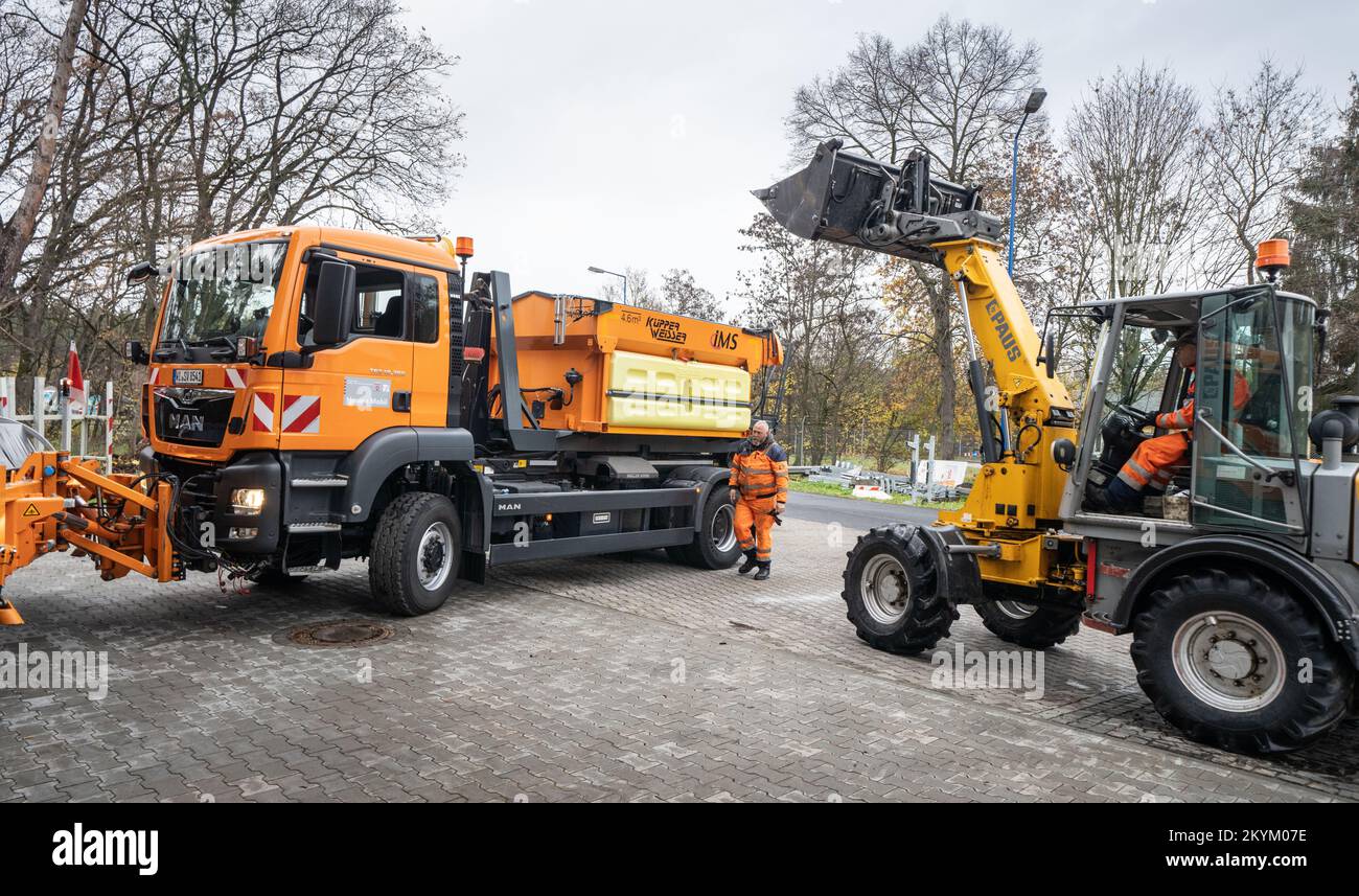 Neu Isenburg, Germany. 01st Dec, 2022. Road maintenance officer Oliver Kumm  watches his clearing vehicle being loaded with road salt during a press  event for the Hesse-wide winter service kick-off at the
