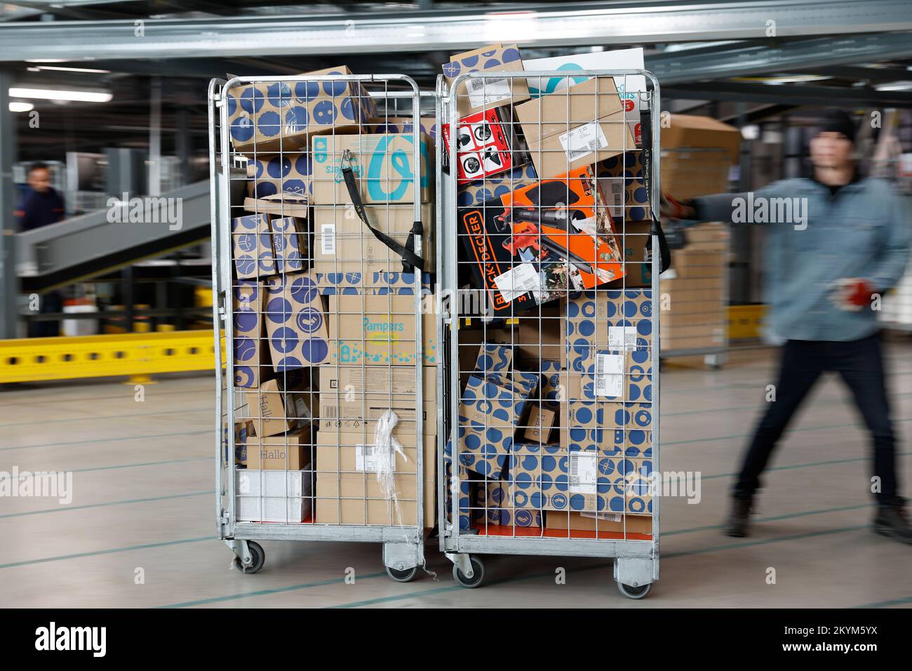 WESTZAAN - Employees of post and parcel delivery company PostNL sort parcels in the parcel sorting centre. This is one of the busiest times of the year leading up to Christmas. ANP BAS CZERWINSKI netherlands out - belgium out Stock Photo