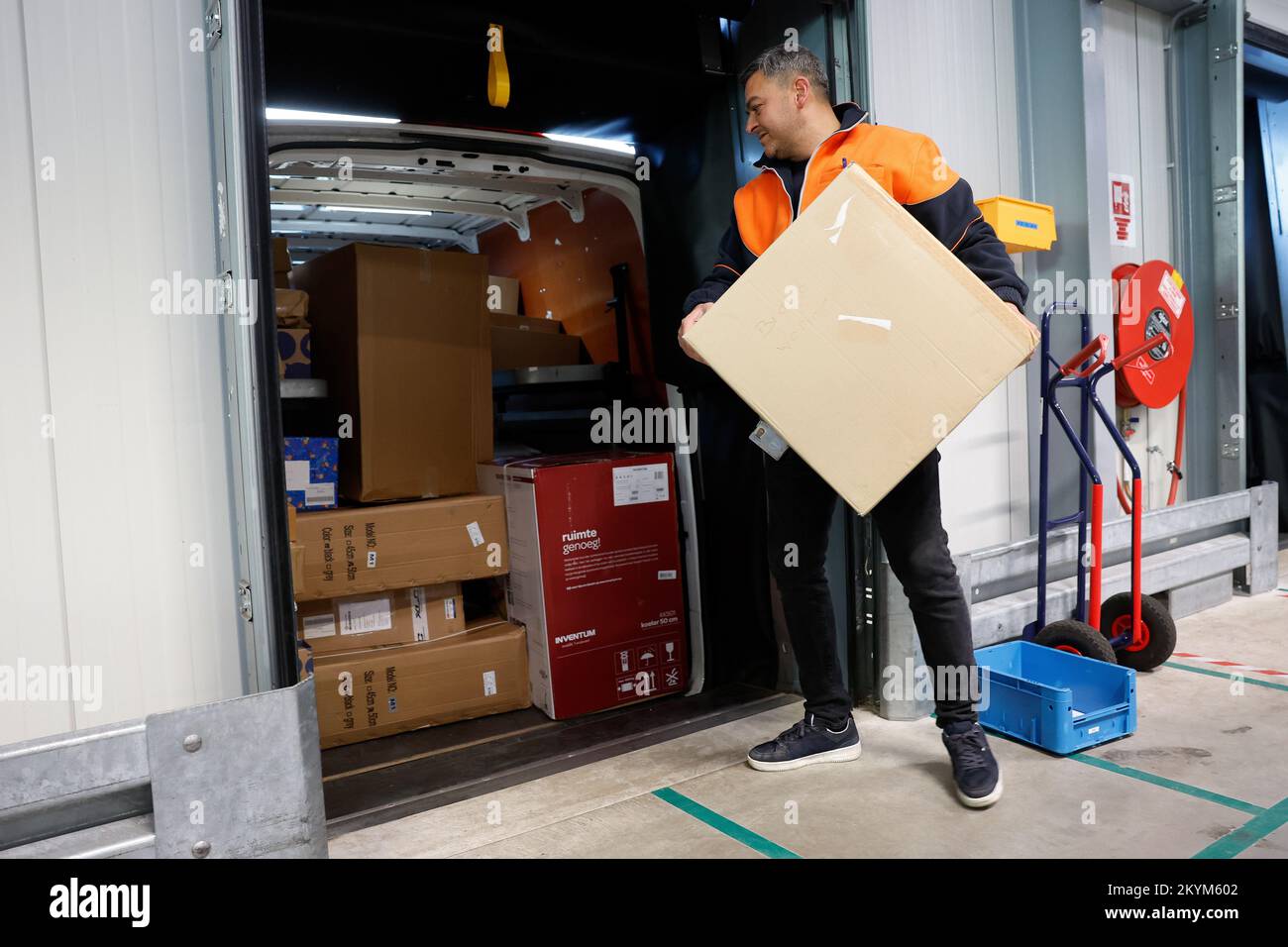 Sort Parcel Pakketvolumes hi-res stock photography and images - Alamy