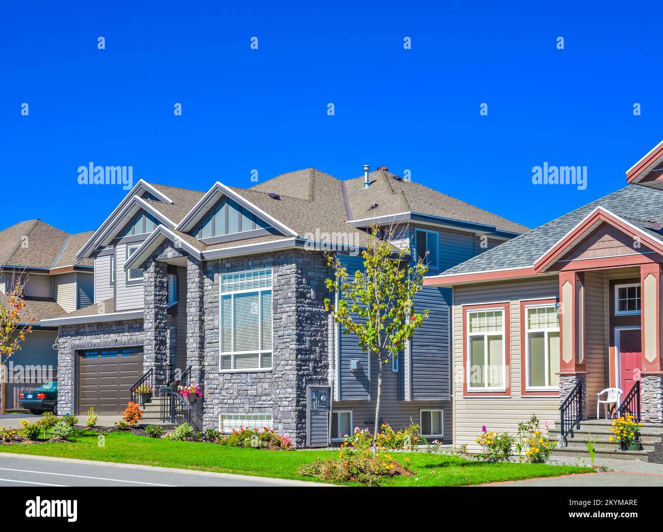 Suburban family house with green lawn in front Stock Photo - Alamy