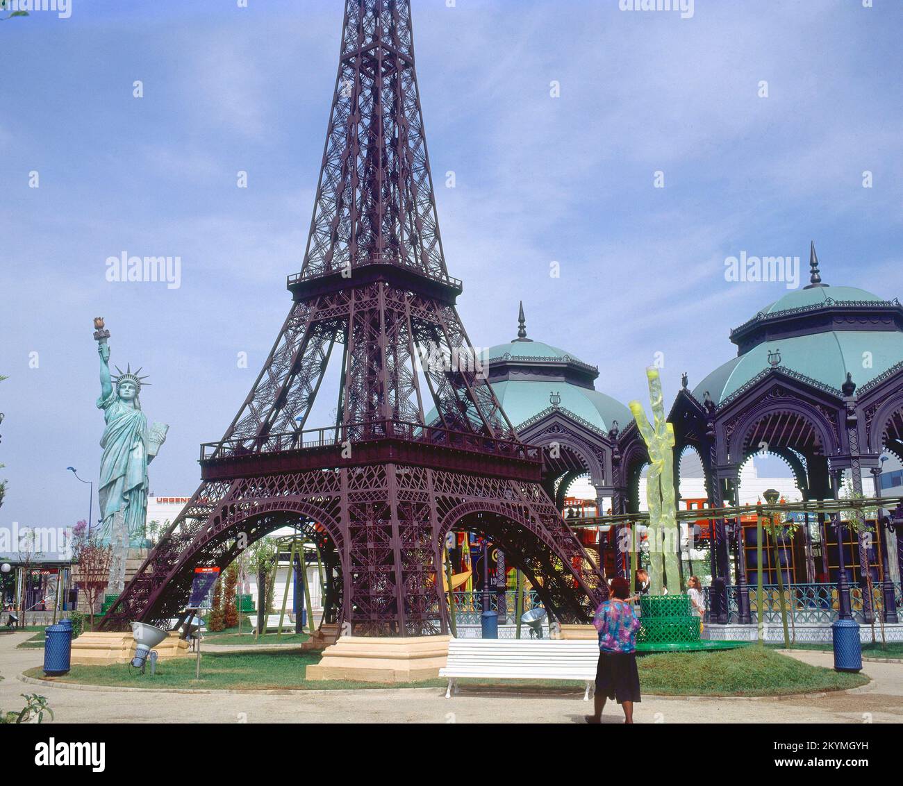 REPLICA DE LA TORRE EIFFEL Y DE LA ESTATUA DE LA LIBERTAD - FOTO AÑOS 00. Location: EXPO-92. Sevilla. Seville. SPAIN. Stock Photo