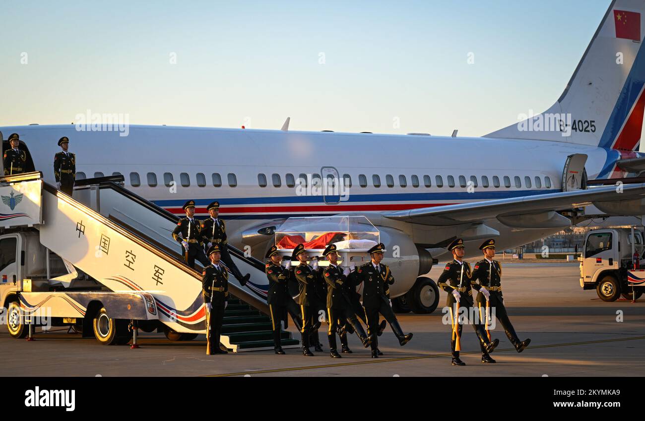 Beijing, China. 1st Dec, 2022. The remains of Comrade Jiang Zemin are transferred to Beijing from Shanghai aboard a special flight on Dec. 1, 2022. Credit: Li Xueren/Xinhua/Alamy Live News Stock Photo