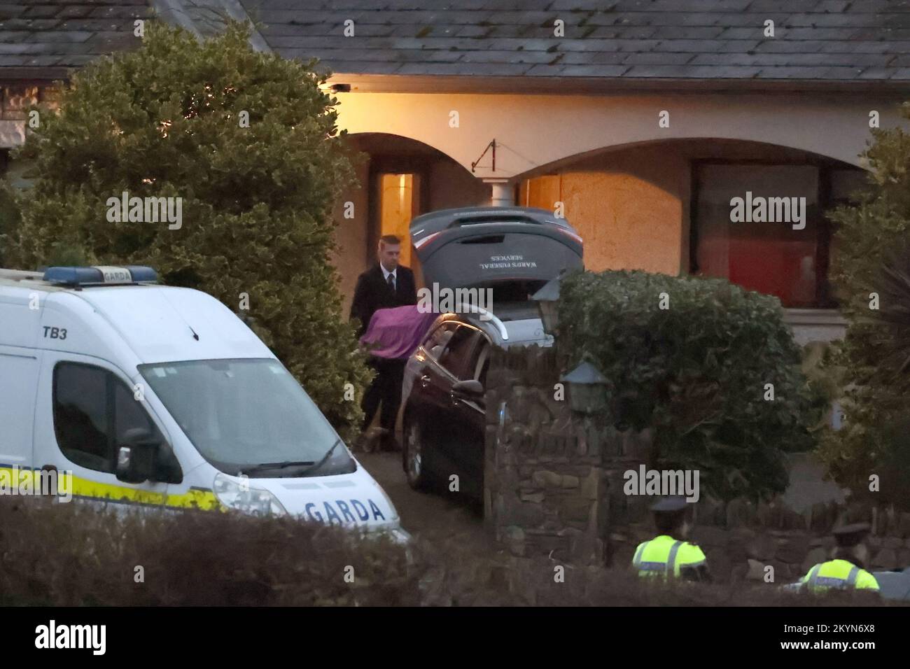BEST QUALITY AVAILABLE Forensic officers and Gardai at a house in Castleblayney Co Monaghan, where a man's body was discovered. Picture date: Thursday December 1, 2022. Stock Photo