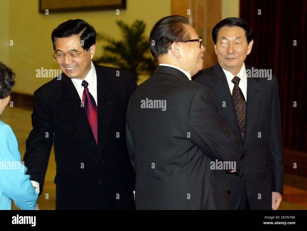 Chinese Premier Zhu Rongji (R) shakes hands with President Jiang Zemin ...