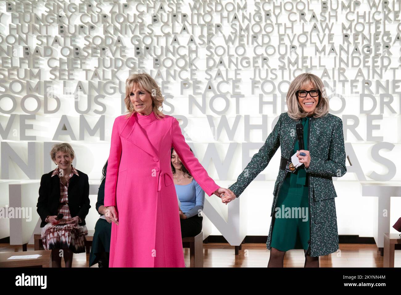 Washington, Vereinigte Staaten. 01st Dec, 2022. First lady Dr. Jill Biden and Brigitte Macron of France meet with students at the Planet Word museum in Washington, DC on Thursday, December 1, 2022. Credit: Sarah Silbiger/Pool via CNP/dpa/Alamy Live News Stock Photo