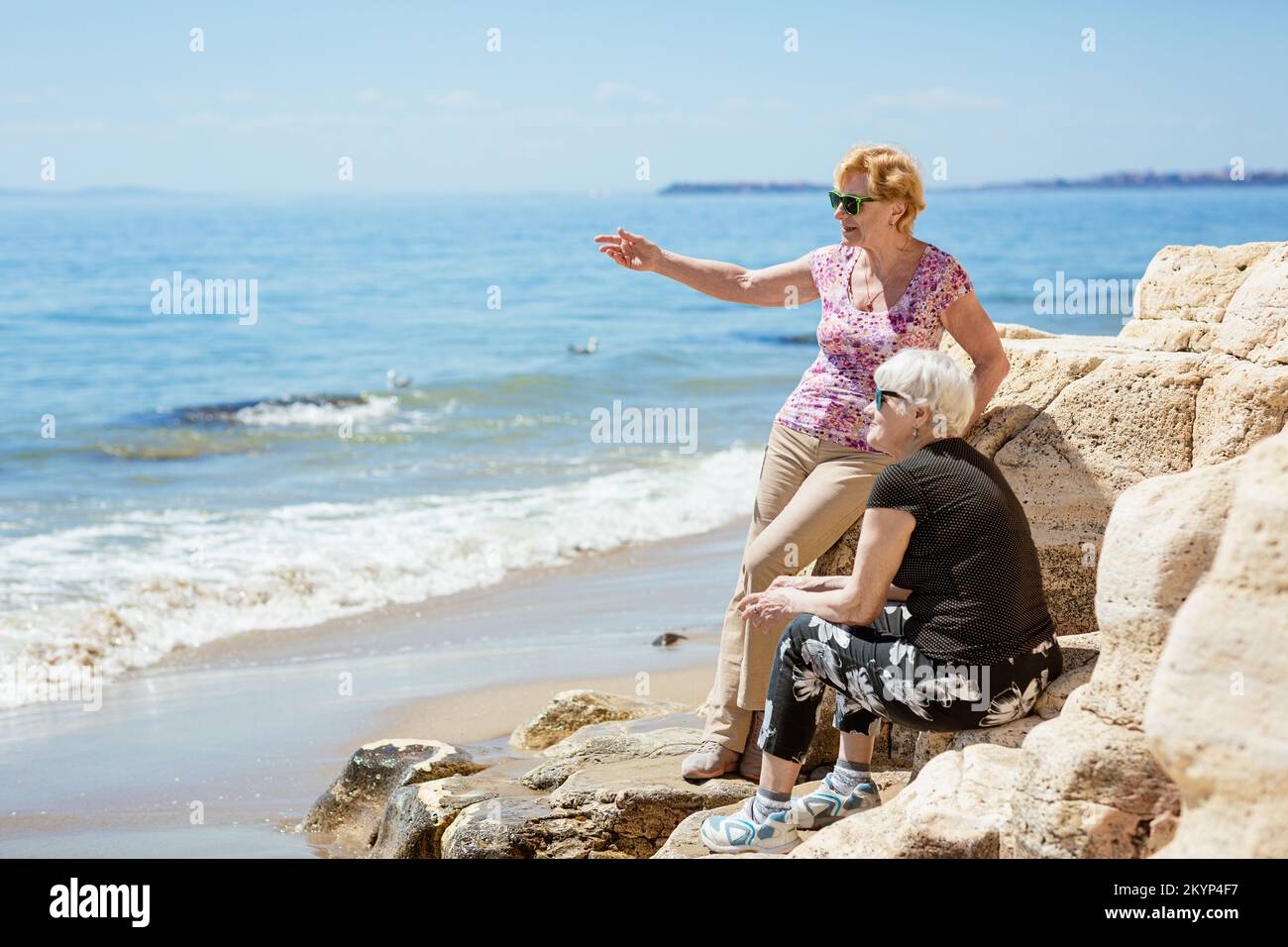 Two elderly women sitting talking hi-res stock photography and images ...