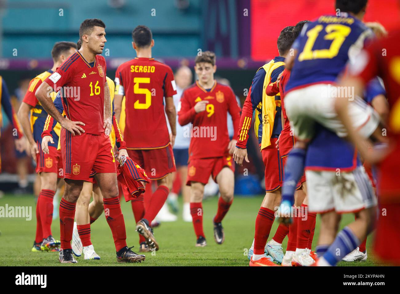 Doha, Catar. 01st Dec, 2022. Players from Spain mourn the defeat during a match between Japan and Spain, valid for the group stage of the World Cup, held at Khalifa International Stadium in Doha, Qatar. Credit: Rodolfo Buhrer/La Imagem/FotoArena/Alamy Live News Stock Photo