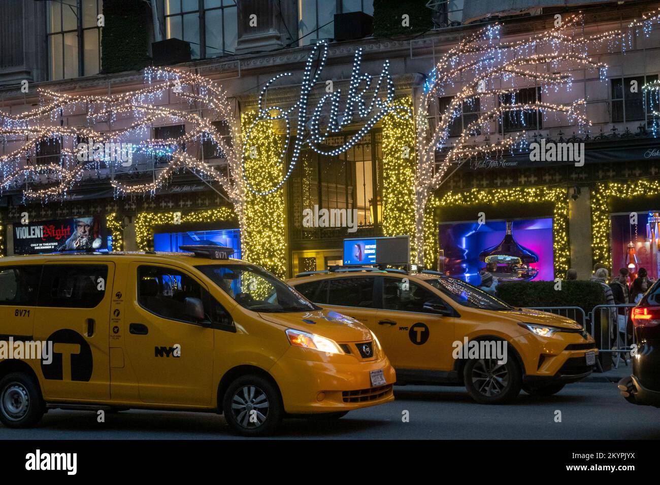 NYC's holiday windows celebrate city's resilience in 2021