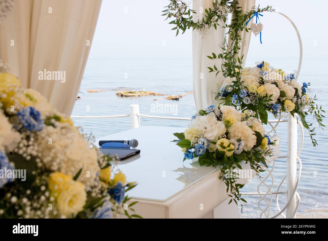 Celebrazione matrimonio civile sul mare, Civil wedding celebration on the sea Stock Photo