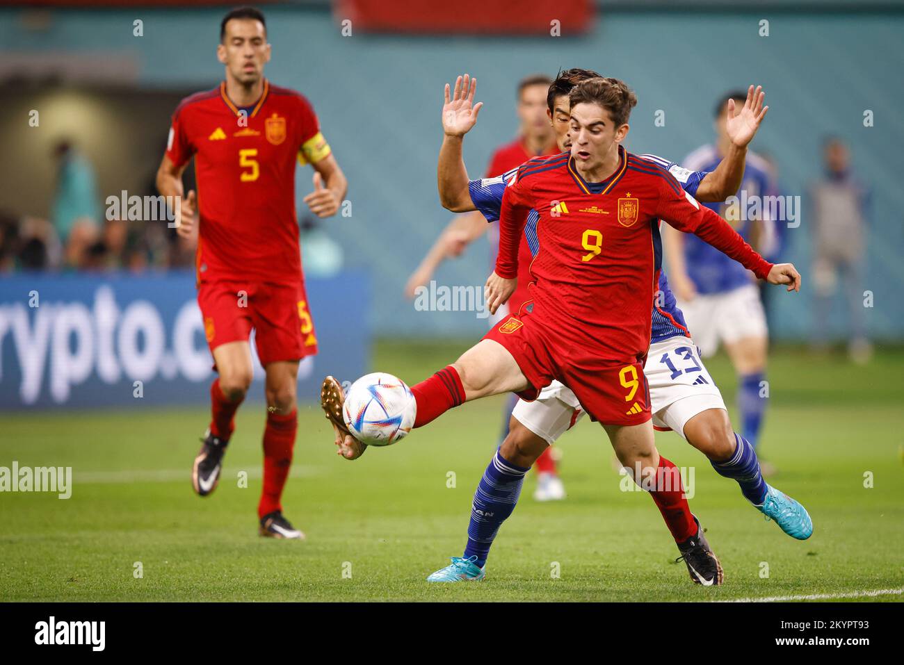 Doha, Catar. 01st Dec, 2022. GAVI of Spain and MORITA Hidemasa of Japan during a match between Japan and Spain, valid for the group stage of the World Cup, held at Khalifa International Stadium in Doha, Qatar. Credit: Rodolfo Buhrer/La Imagem/FotoArena/Alamy Live News Stock Photo