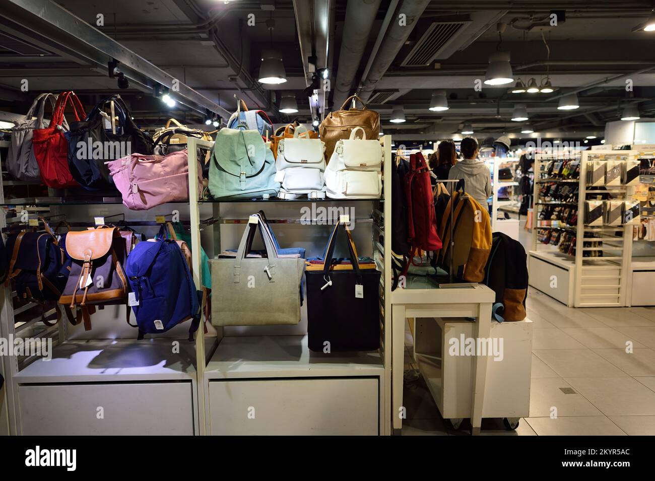 File:HK 中環 Central 置地廣場 Landmark 中庭廣場 Artium mall shop window Delvaux  handbags store June 2020 SS2 01.jpg - Wikimedia Commons