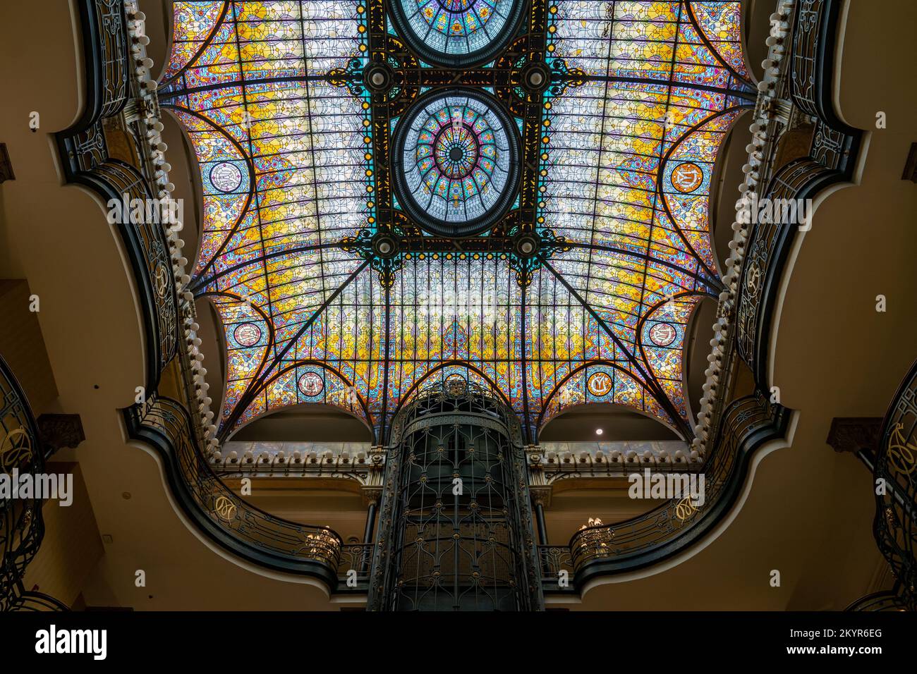 Looking up from the main lobby at a magnificent work of Art Nouveau—the Tiffany stained glass ceiling of the elegant Gran Hotel de la Ciudad de México Stock Photo