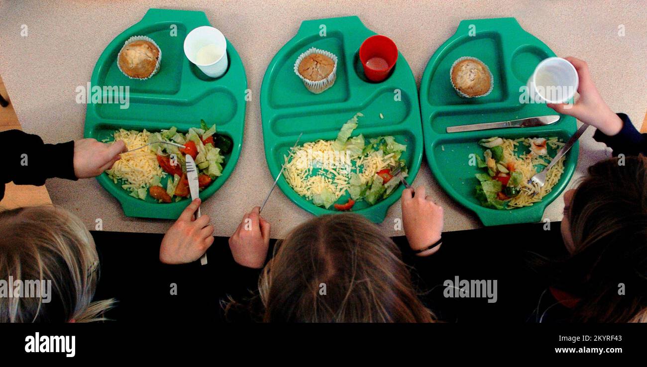 File photo dated 08/03/07 of children eating a school meal. The number of children unable to afford lunch has risen in more than half of England's state schools as the cost of living crisis pushes more families into poverty, new research suggests. Some 52% of teachers responding to a survey commissioned by leading education charity the Sutton Trust said there was an increase in pupils going hungry in the autumn term. Issue date: Friday December 2, 2022. Stock Photo