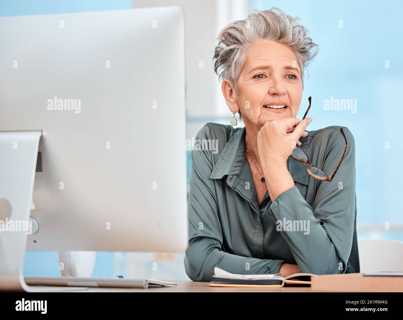 Seo, computer or senior woman in digital marketing thinking of strategy, innovation or solution at office desk. Ideas, our vision or mature thoughtful Stock Photo