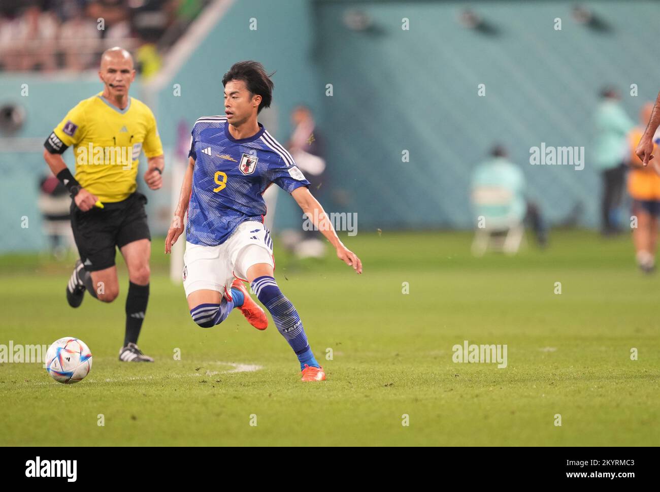 Al Rayyan, Qatar. Daichi Kamada e Kaoru Mitoma do Japão, comemoram a  vitória após a partida entre Alemanha e Japão, pela 1ª rodada do  Grupo E da Copa do Mundo FIFA Qatar