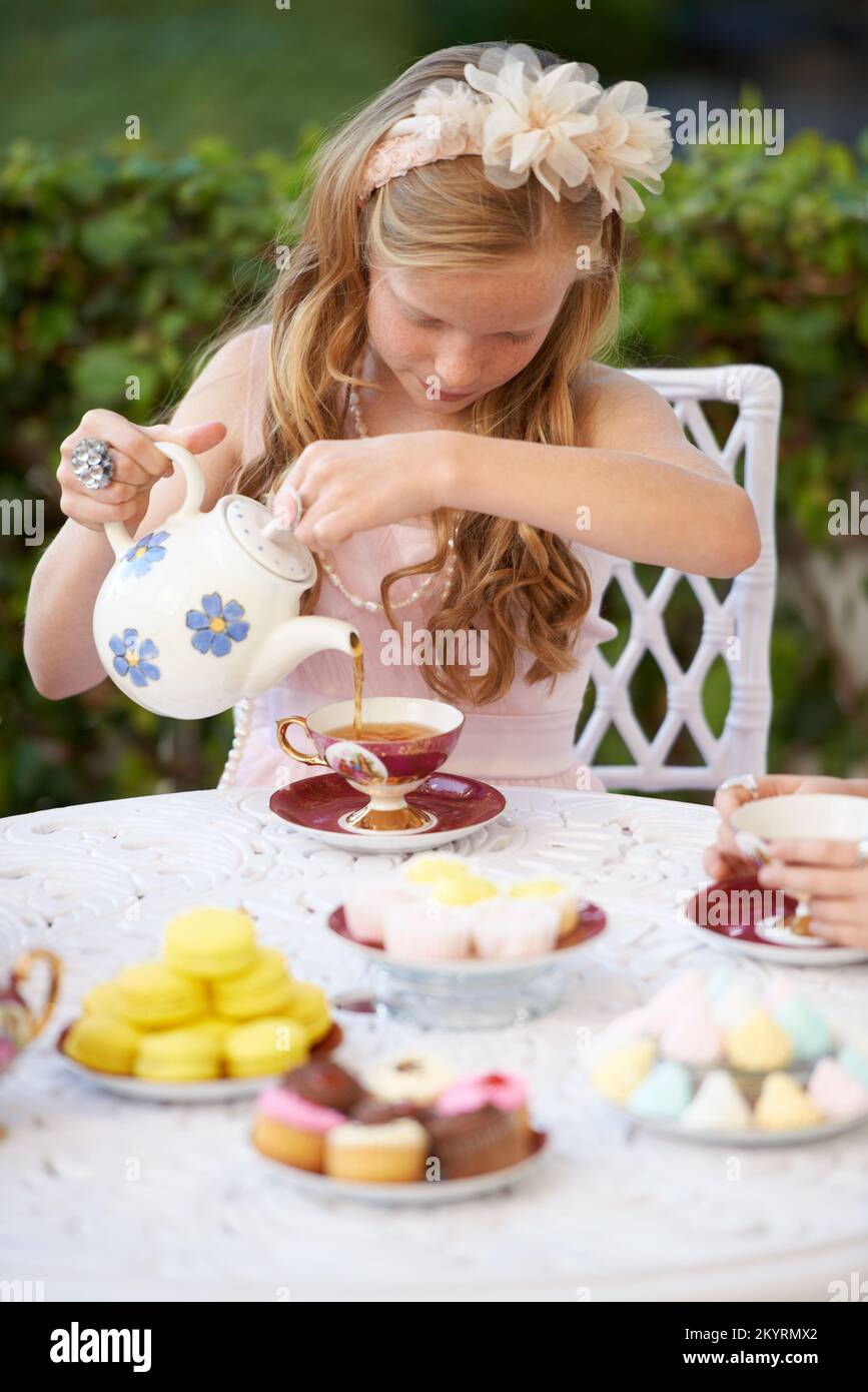 Дети пьют чай. Чаепитие в саду. Детская фотосессия принцесса. Дети за столом. Чаепитие для детей.