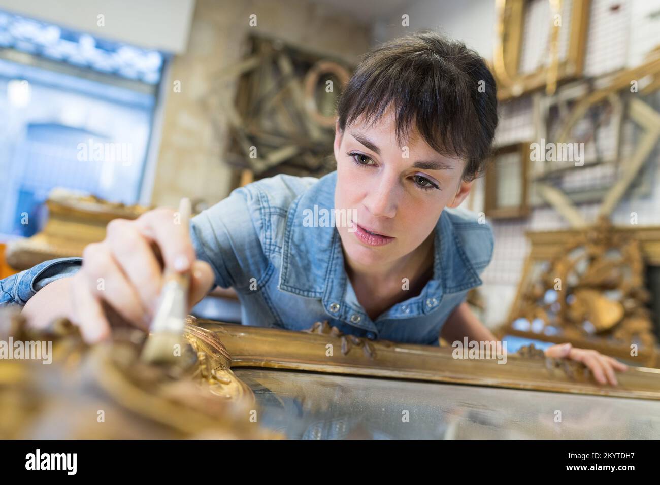 Gilded mirror cleaning hires stock photography and images Alamy