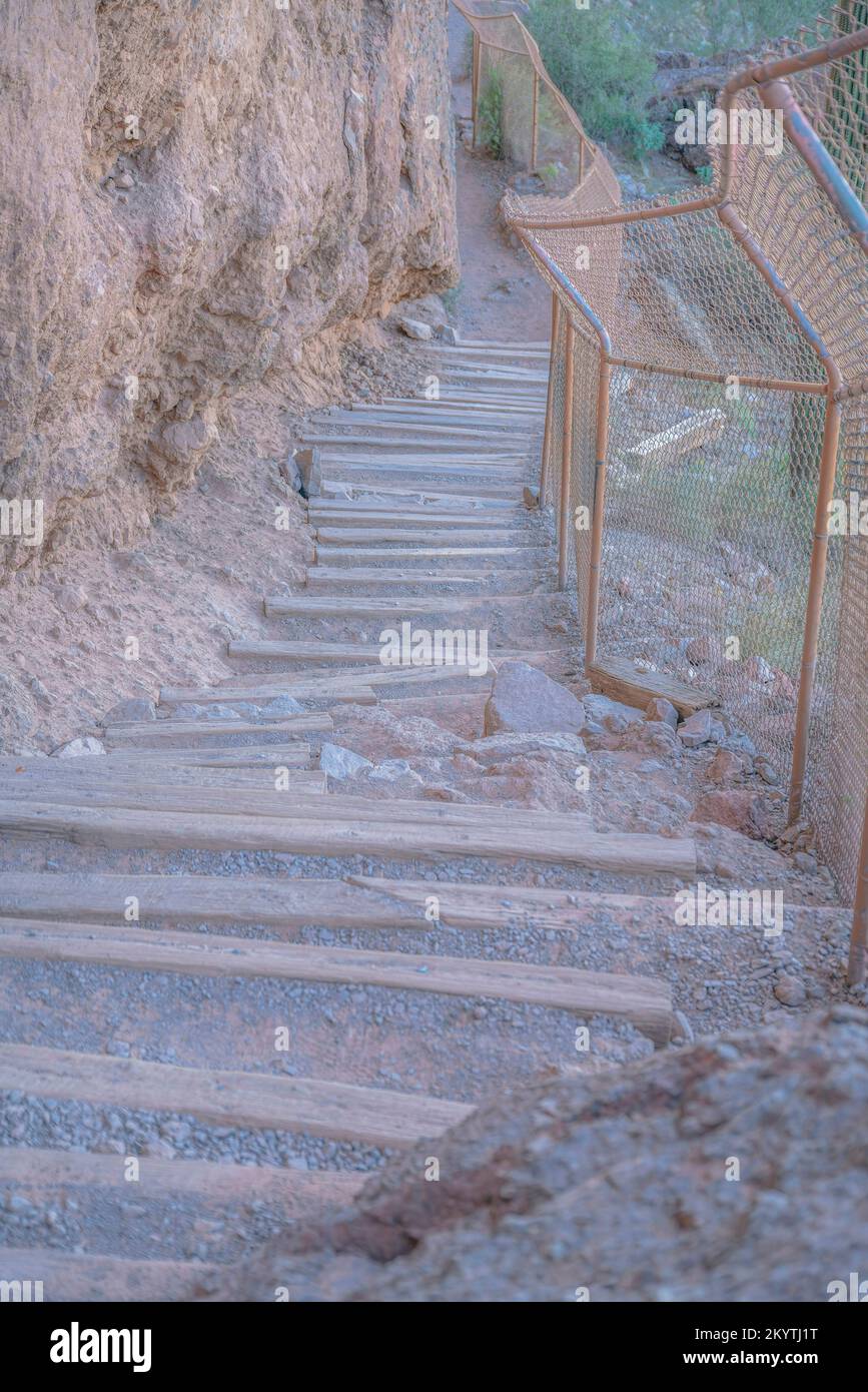 Phoenix Arizona Steps on a mountainside - Phoenix Arizona Steps On A Mountainside Hiking Trail At Camelback Mountain Hiking Trail Near The Rock Mountain Wall On The Left And Rusty Chainlink 2KYTJ1T 