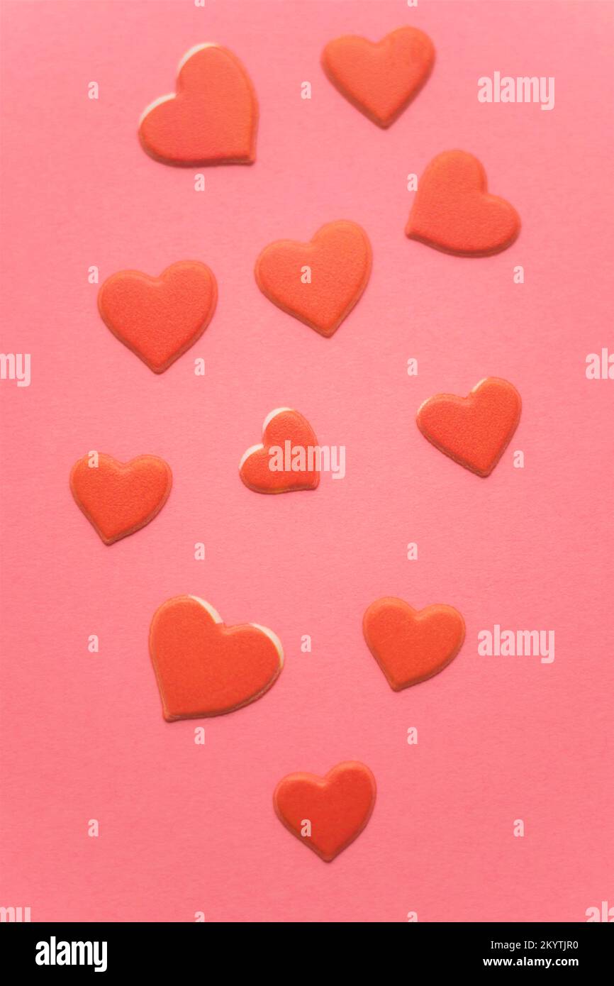 Pink background red hearts hi-res stock photography and images - Alamy