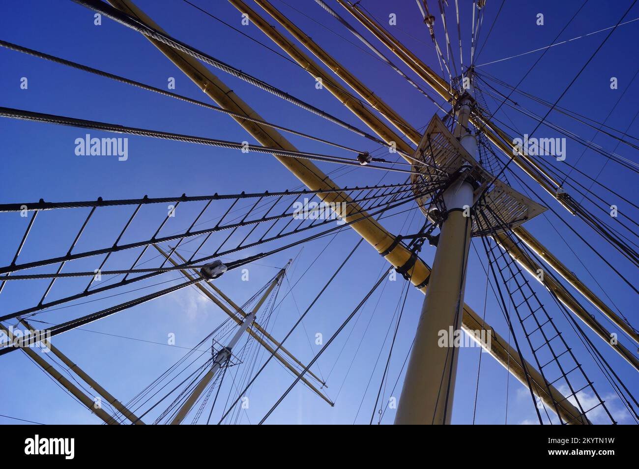 Glasgow, Scotland (UK): Main mast, shrouds and rigging of Tall Ship ...