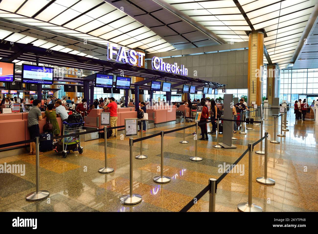 SINGAPORE - NOVEMBER 07, 2015: check-in zone at Changi Airport ...