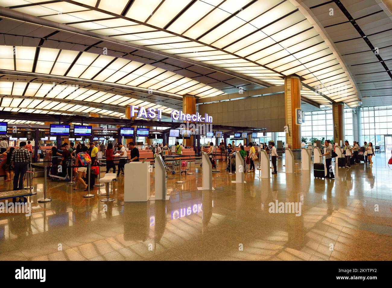 SINGAPORE - NOVEMBER 09, 2015: Check-in Zone At Changi Airport ...