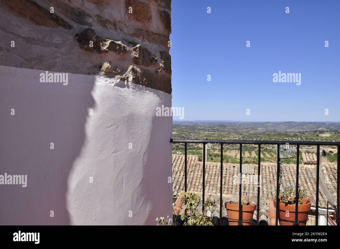 Traditional rural construction with wall whitewashed in Calaceite, Matarraña Region, Teruel, Spain Stock Photo
