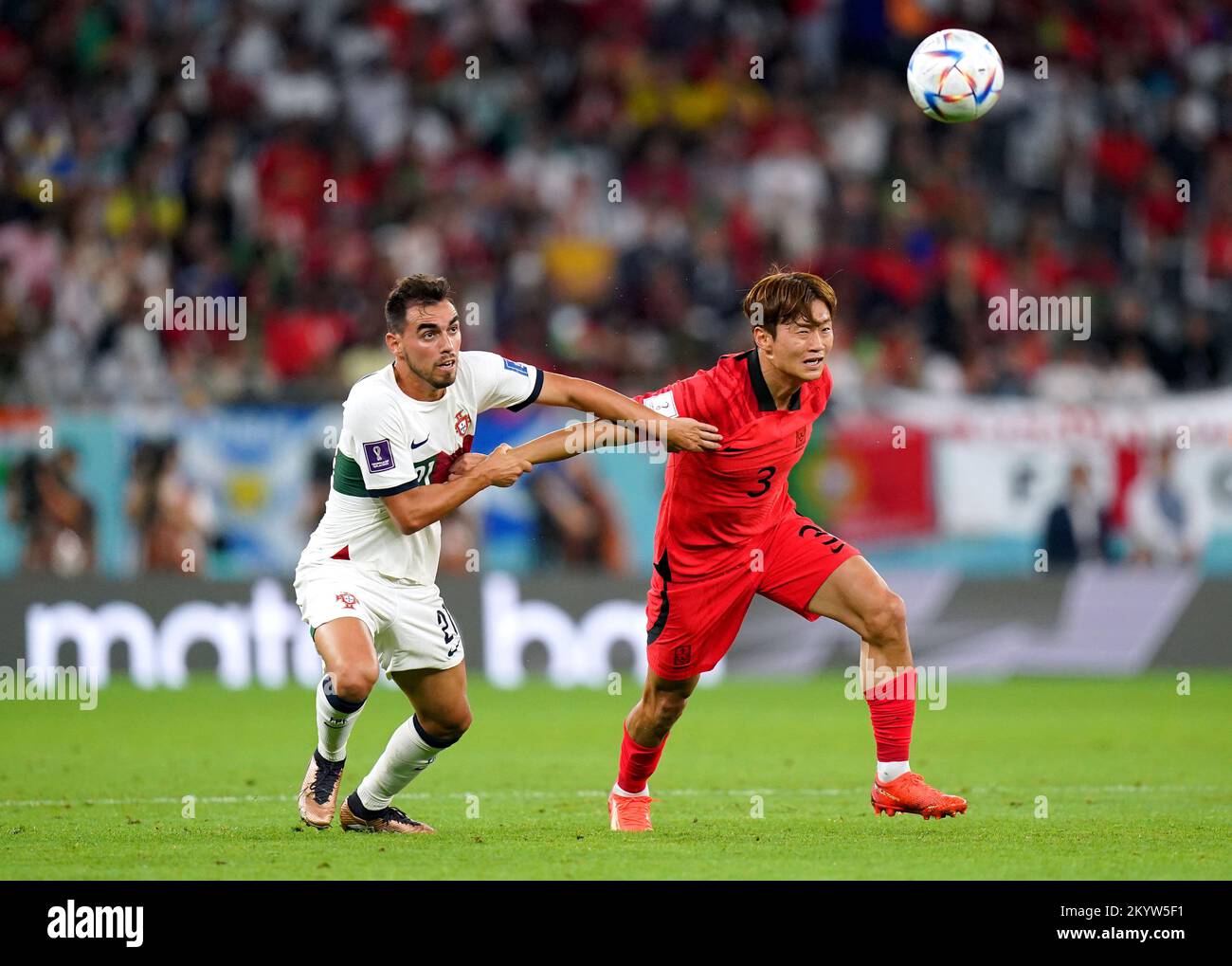 Portugal's Ricardo Horta (left) and South Korea's Kim Jin-su battle for the ball during the FIFA World Cup Group H match at the Education City Stadium in Al-Rayyan, Qatar. Picture date: Friday December 2, 2022. Stock Photo
