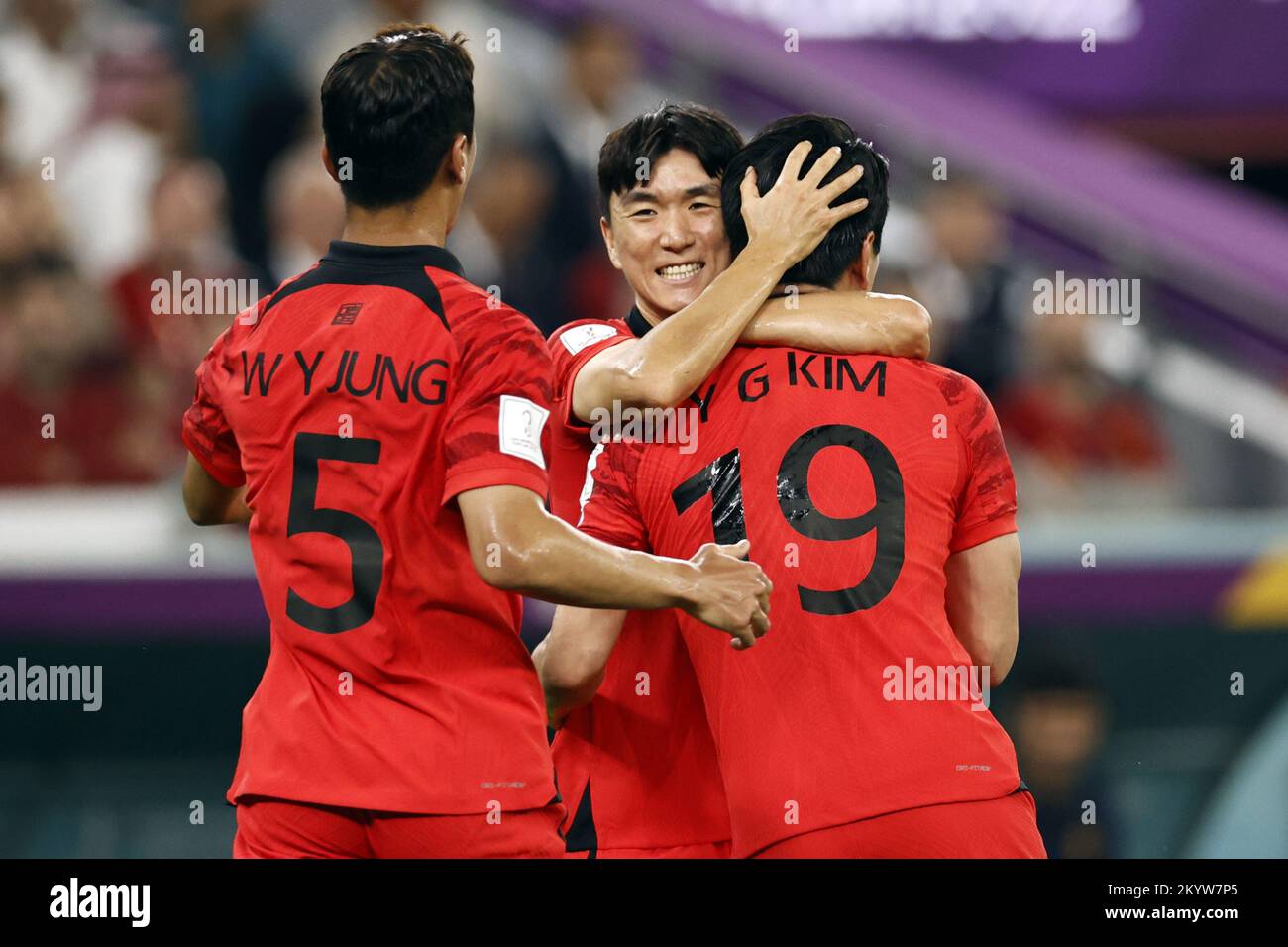 Qatar. 02nd Dec, 2022. DOHA - (l-r) Woo-young Jung of Korea Republic, Young-gwon Kim of Korea Republic celebrate the 1-1 during the FIFA World Cup Qatar 2022 group H match between South Korea and Portugal at Education City Stadium on December 2, 2022 in Doha, Qatar. AP | Dutch Height | MAURICE OF STONE Credit: ANP/Alamy Live News Stock Photo