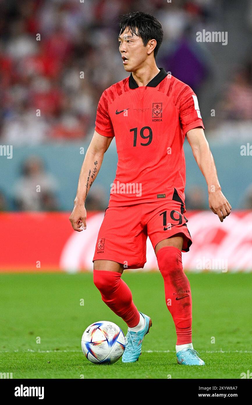 AL RAYYAN, QATAR - DECEMBER 2: Young Gwon Kim of Korea Republic runs with the ball during the Group H - FIFA World Cup Qatar 2022 match between Korea Republic and Portugal at the Education City Stadium on December 2, 2022 in Al Rayyan, Qatar (Photo by Pablo Morano/BSR Agency) Stock Photo