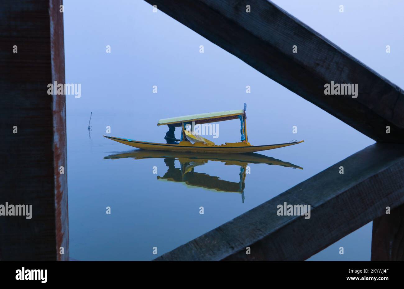 December 2, 2022, Srinagar, Jammu and Kashmir, India: A man rows a boat amid dense fog in the Dal Lake in Srinagar. Jammu and Kashmir are witnessing the brunt of climate change and the average mean temperature in the last 28 years has climbed up by 2.32°C and 1.45°C. (Credit Image: © Adil Abbas/ZUMA Press Wire) Stock Photo