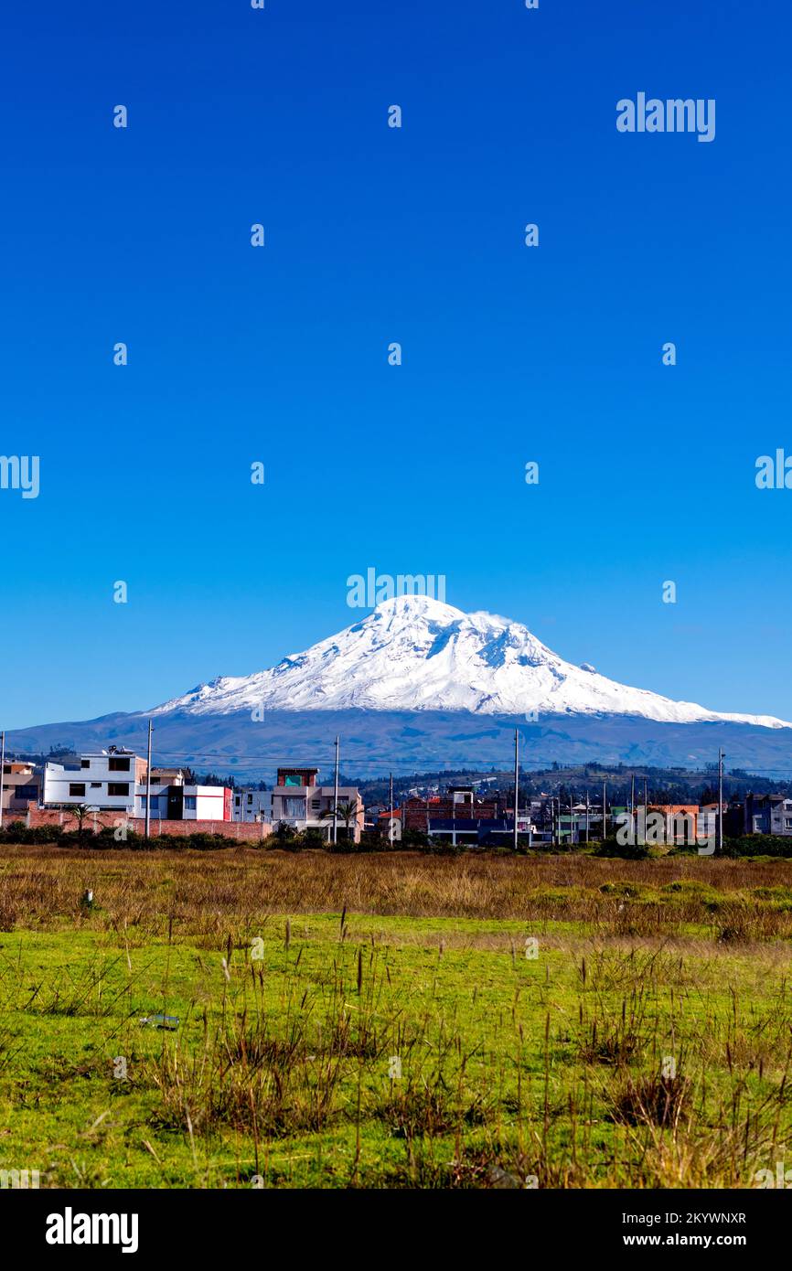 volcÃ¡n Chimborazo cubierto de nieve Stock Photo