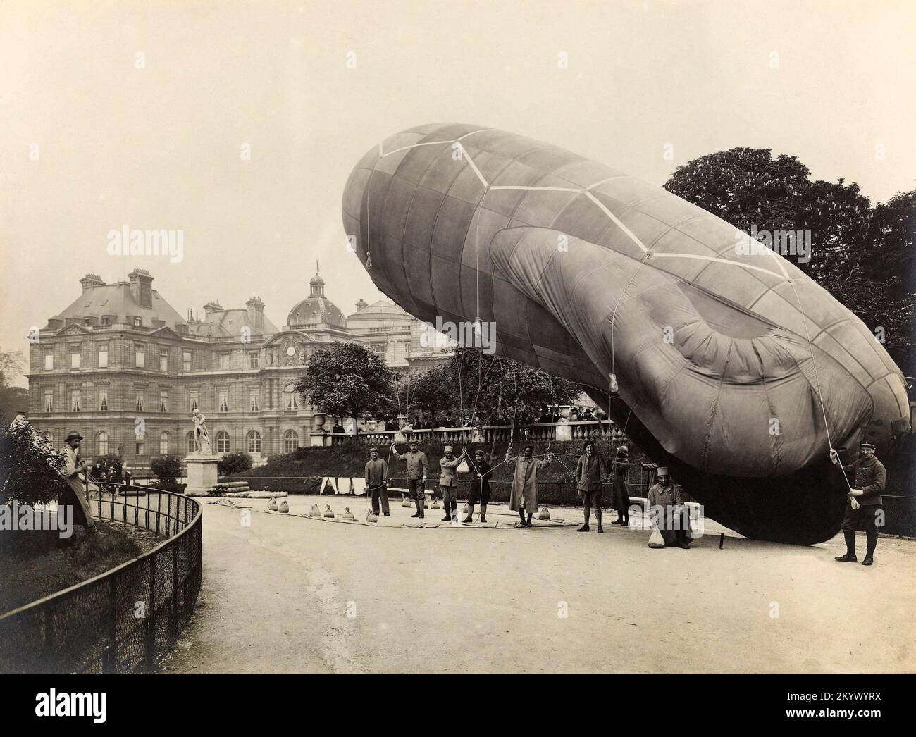 France Paris First World War (Great War, War 1914-1918). Presentation of captive 'sausage' balloons during the Liberation Day in November 1918, in the Tuileries Garden, on the Seine side, 1st arrondissement, Paris. Stock Photo