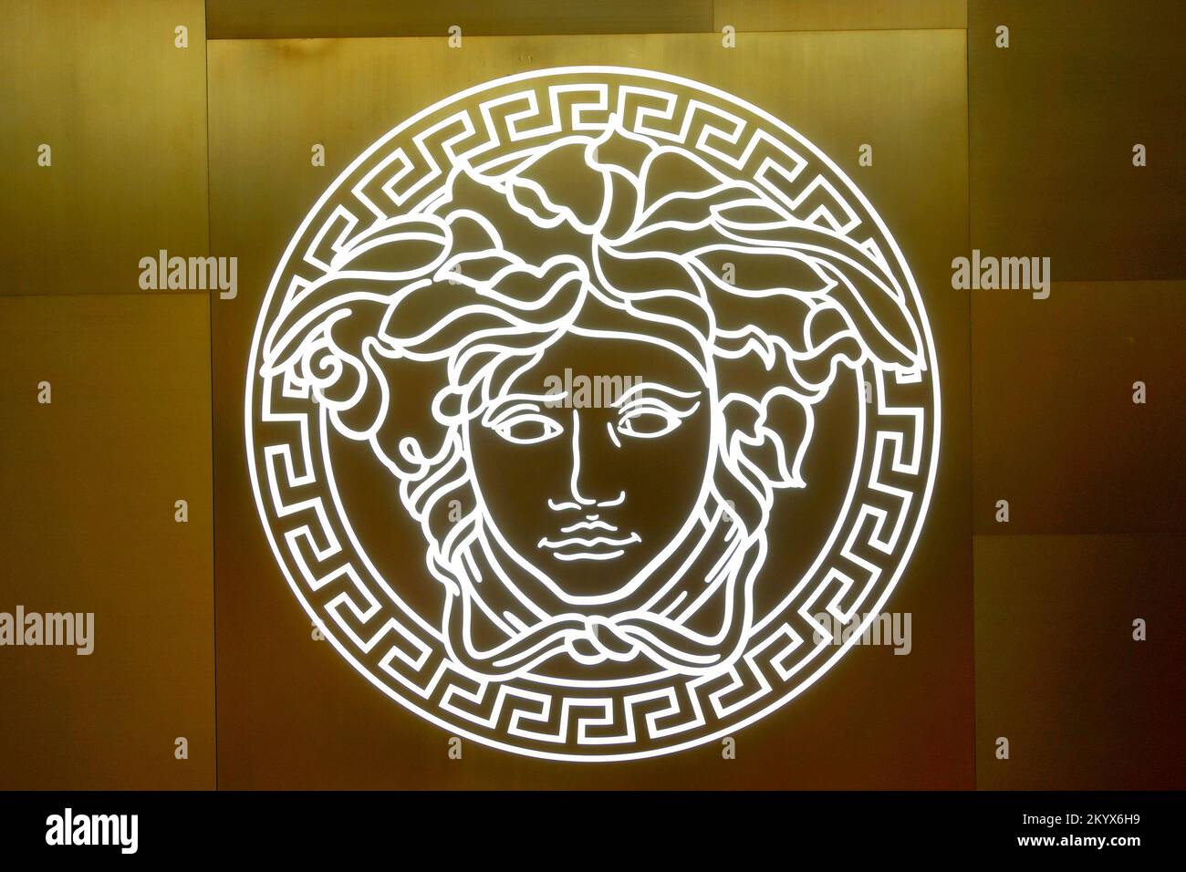 Versace ロゴ看板 Versace Collection Opens Shop in Saks Fifth Avenue's New