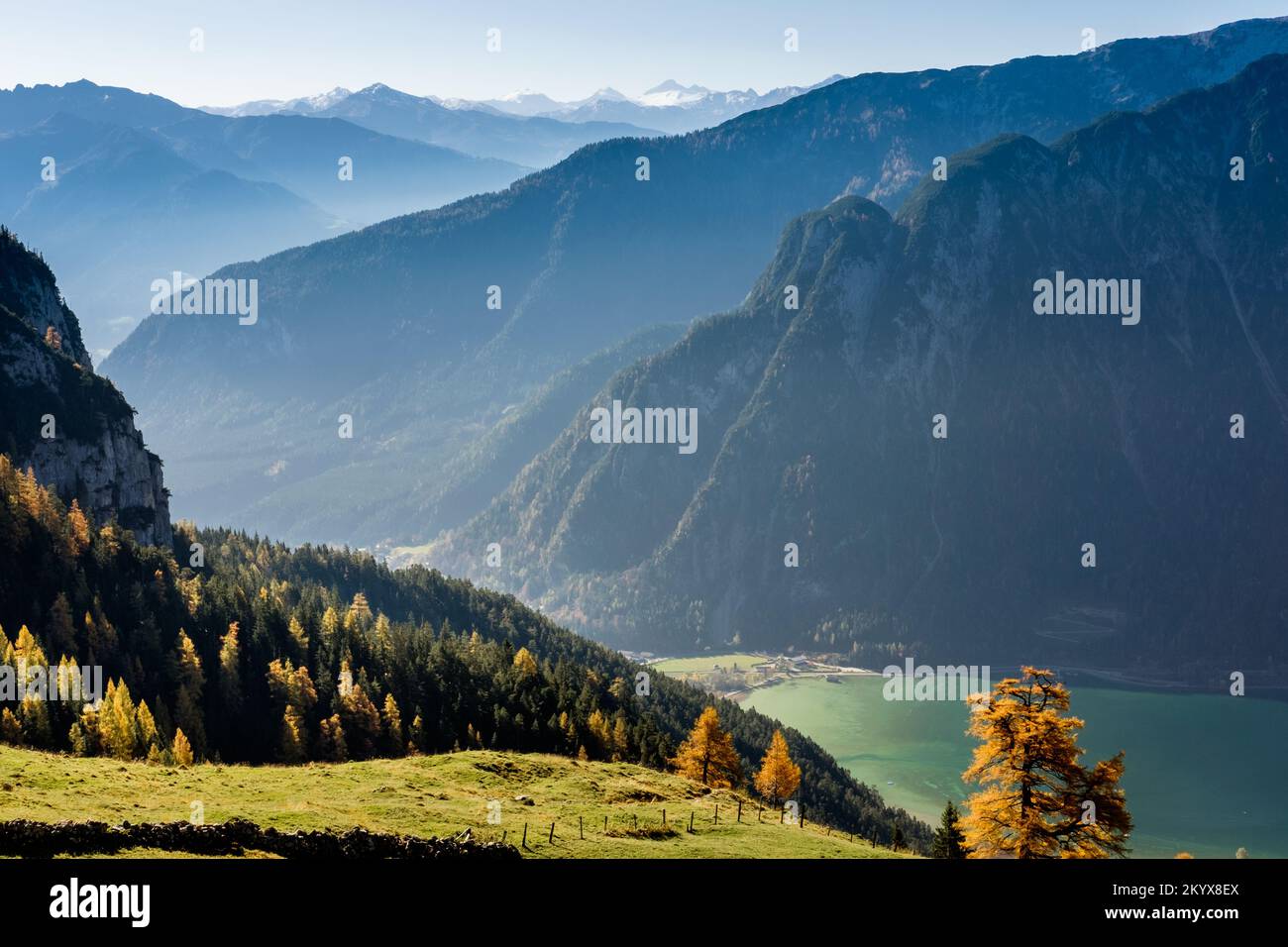 Herbstliches Alpenpanorama am Achensee Stock Photo