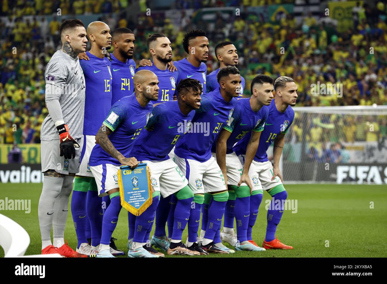 Qatar. 02nd Dec, 2022. LUSAIL CITY - Back row (lr) Brazil goalkeeper Emerson, Fabinho of Brazil, Gleison Bremer of Brazil, Alex Telles of Brazil, Eder Militao of Brazil, Gabriel Jesus of Brazil. Front row (l-r) Dani Alves of Brazil, Fred of Brazil, Rodrigo of Brazil, Vinicius Junior of Brazil, Antony of Brazil during the FIFA World Cup Qatar 2022 group G match between Cameroon and Brazil at Lusail Stadium on December 2, 2022 in Lusail City, Qatar. AP | Dutch Height | MAURICE OF STONE Credit: ANP/Alamy Live News Stock Photo