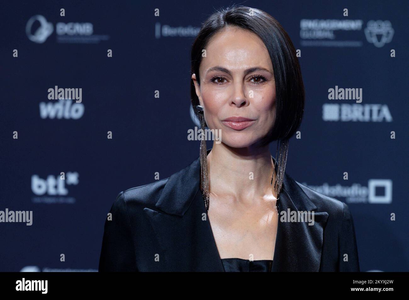 Old orindiqda mashinada jinsiy aloqa video