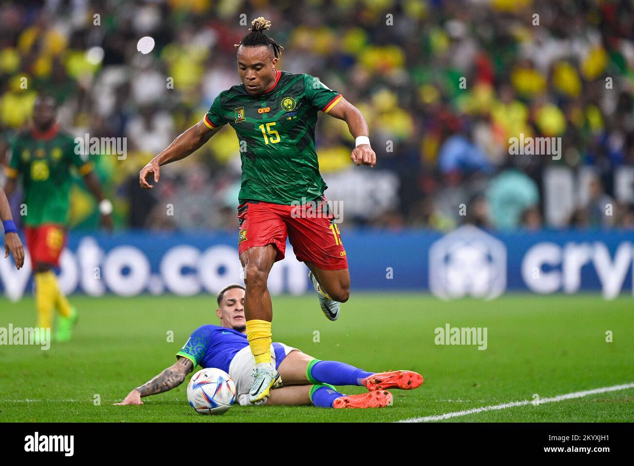 LUSAIL CITY, QATAR - DECEMBER 2: Pierre Kunde of Cameroon battles for the ball with Antony of Brazil during the Group G - FIFA World Cup Qatar 2022 match between Cameroon and Brazil at the Lusail Stadium on December 2, 2022 in Lusail City, Qatar (Photo by Pablo Morano/BSR Agency) Stock Photo